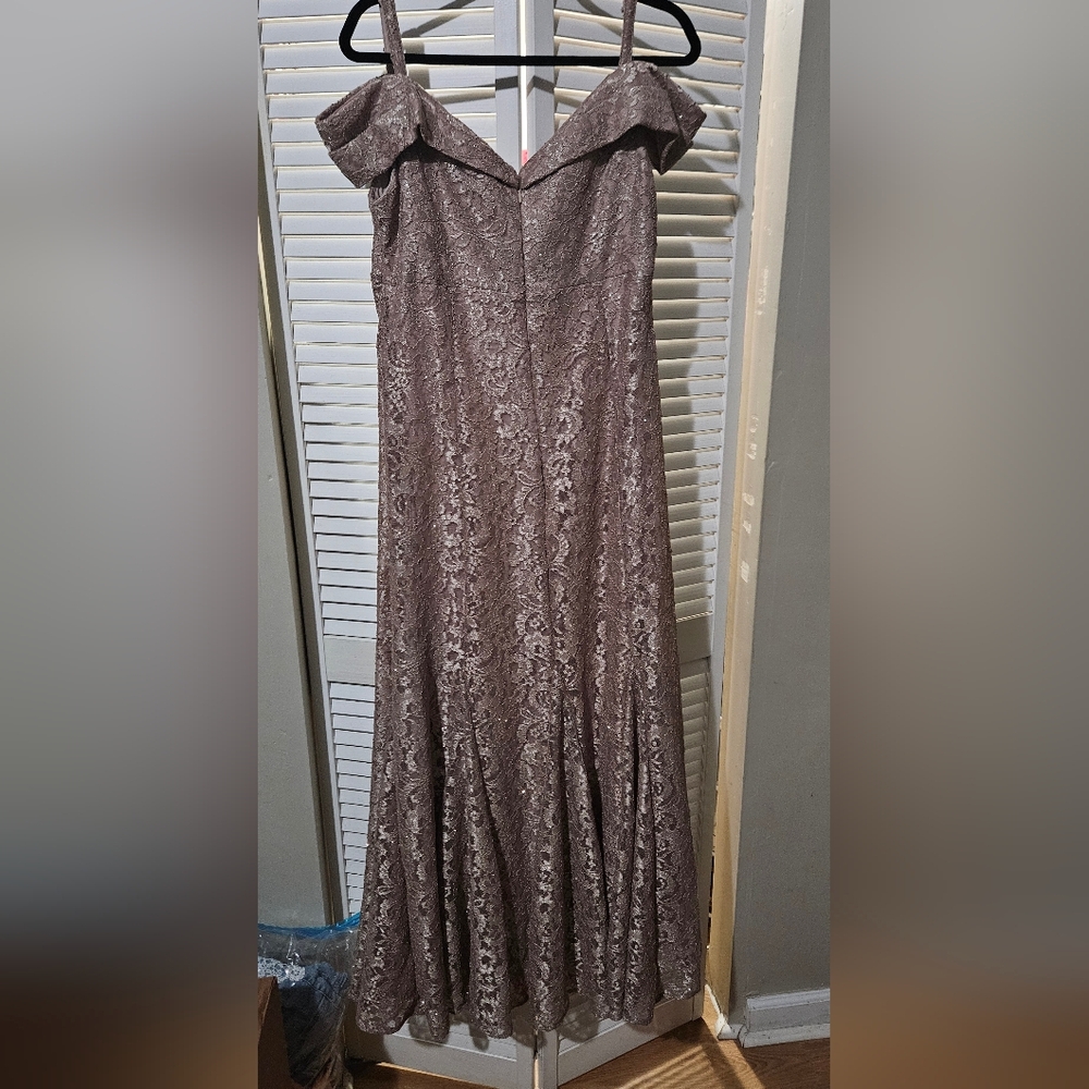 Elegant Off-Shoulder Lace Evening Gown - Picture 3 of 10